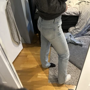 Midrise zara  - Midrise jeans från zara i ljusblått, jag säljer svarta och mörkblåa också, väldigt bra skick och inga defekter 