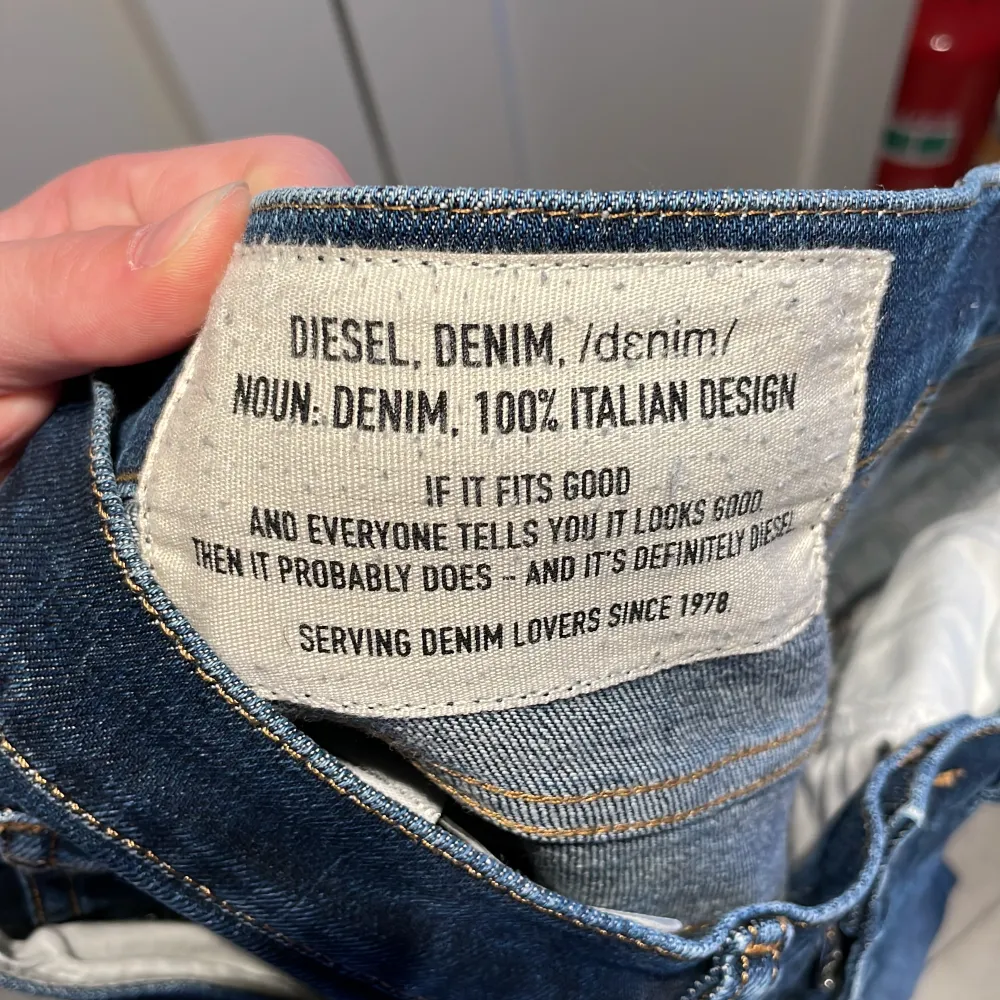 Säljer nu mina snygga diesel jeans! Dom sitter slim fit och passar perfekt till Grisch/Stockholms stilen. Jeansen är i toppskick(9,5/10) nypris:1800 mitt pris:579. Jeans & Byxor.