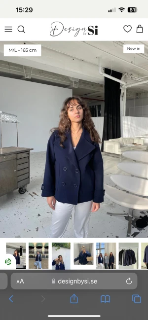 Gina Coat - navy  - Säljer min Gina coat från design by Si i färgen navy💙. Fint skick, sällan använd  