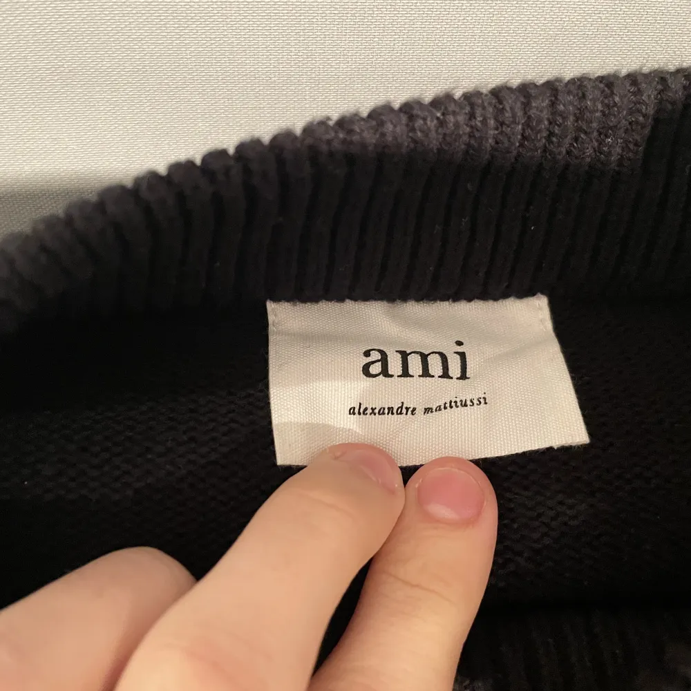 Säljer iväg en Ami sweatshirt som är i riktigt bra skick, knappt använd. Köpt för 4k   Säljes på grund av inköp av bil. . Tröjor & Koftor.