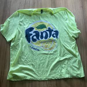 Neongul/grön T-shirt från H&M med fanta lemon tryck