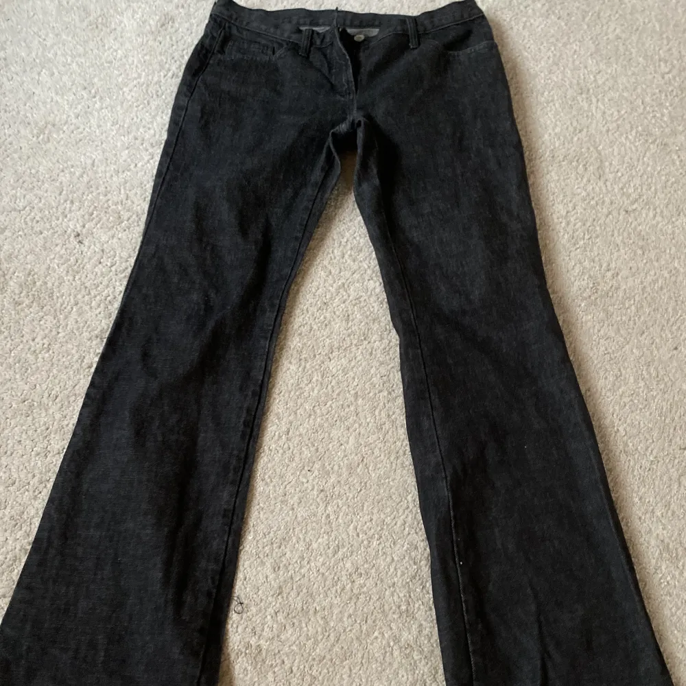 Svarta vintage lågmidjade utsvängda jeans🌸 . Jeans & Byxor.