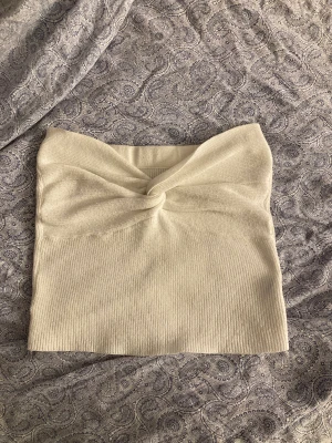 Topp - Oanvänd topp. Ingen aning om vart den är från eller vilken storlek den är i, men skulle nog gissa på att den är i storlek S🌸
