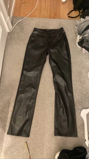 PW PU Low - Säljer mina lågmidjade fake läder/skin byxor då dom är lite för små i midjan för mig. Midjemått: 64cm Innerbenslängd: 80cm Nypris: 599kr
