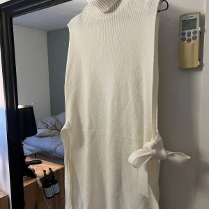  väst med hög krage  - väst från Bik Bok.  Helt oanvänd.  Storlek s men funkar som M också Den är öppen på sidorna  