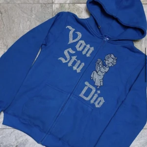 Vonstudiotröja - Blå vonstudiotröja, säker för att den inte passar min stil lägre. Bilen är från hemsidan kan skicka fler hur den sitter på❤️ Nypris 799, säljer för 400!!❤️❤️