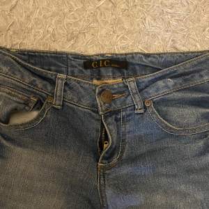 Ett par ljusa jeans low waist as snygga men tyvärr för små för mig. Köpta på sellpy❤️‍🔥🙏🏻