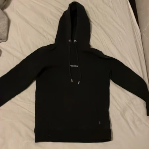 Les deux hoodie - Säljer min les deux hoodie pga att den blivit för liten. Skick på denna är dom nytt, då den bara ä använd fåtal gånger. Detta är en XS men känns mer som en S.