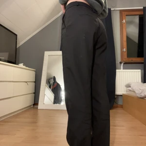 Kostymbyxor  - Säljer dessa fina kostymbyxor från Gina då dem inte används:)  Jag är 169cm lång, I fint skick 