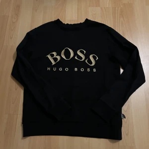 Hugo boss tröja - Tröjan säljs längre inte i butik och har därför sitt pris, samt är den i mycket gott skick. Skriv om ni har funderingar och skriv gärna prisförslag😁😁