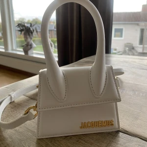 Jacquemus väska  - Säljer denna söta väska då den inte kommer till användning längre. Den är inte används många gånger alls därav i väldigt fint skick 🫶🏼🫶🏼
