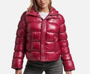 Super dry jacka - Säljer denna super fina vinterjackan använd för vintern i typ tre veckor. Är 157 och storleken på jackan är m/l men sitter som s. Jag brukar ha xs. Nypris på jackan är 1300 men säljer för 850kr