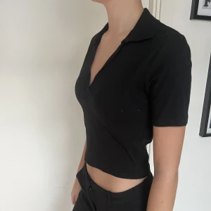 Svart topp med krage  - Svart topp med krage från zara  Bra skick  M men skulle säga att det är en S