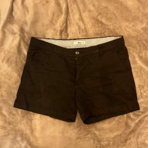Fantastiskt sköna shorts som blivit väl använda. Riktigt fina till såväl skjorta som linne på sommaren. Har flera par i storlek 44&46 samt i både svart och mörkblå. 