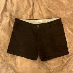 Shorts - Fantastiskt sköna shorts som blivit väl använda. Riktigt fina till såväl skjorta som linne på sommaren. Har flera par i storlek 44&46 samt i både svart och mörkblå. 