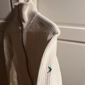 Boomerang 🪃 stickad kofta - En vit stickad kofta i storlek M men är small passform så kanske storlek S. Kan öppnas och stängas både uppifrån och nerifrån.