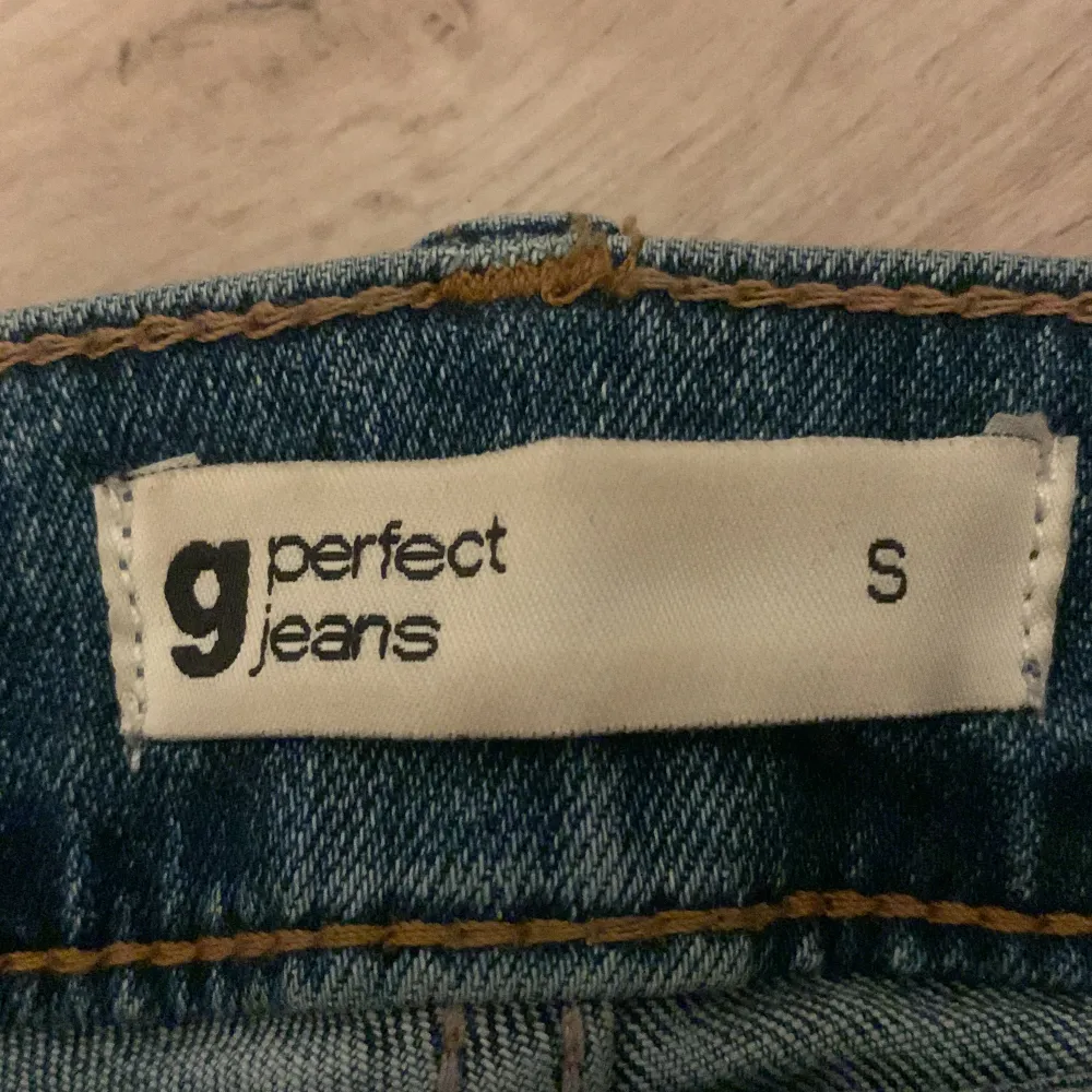 Ett par super fina mörkblåa jeans från Gina. Säljer då de inte kommer till ngn andvändning💙pris kan diskuteras. Jeans & Byxor.