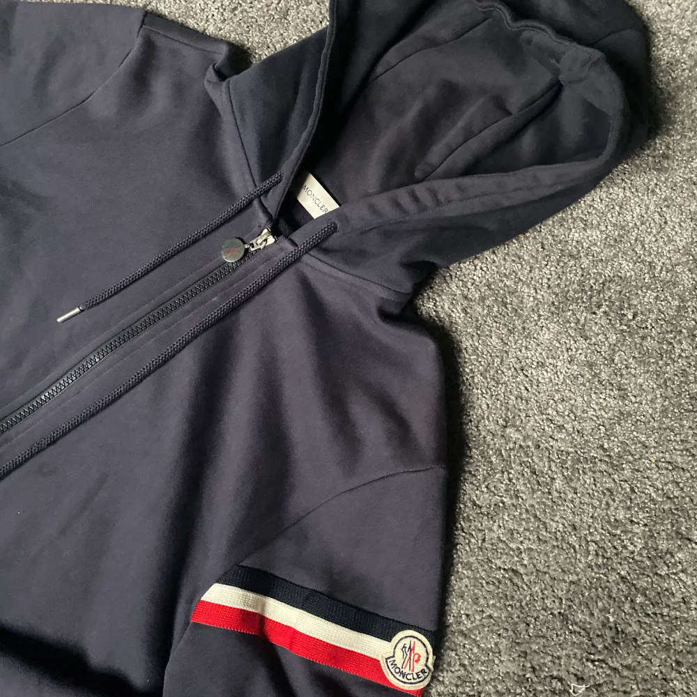 Säljer nu denna moncler zip Hoodie i bra skick strolek M men passar S givetvis äkta. Hoodies.