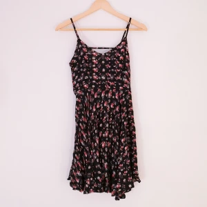 Bik Bok klänning XS - Söt blommig klänning med öppen rygg, har dragkedja i sidan. I think it's even cuter med en blus under.