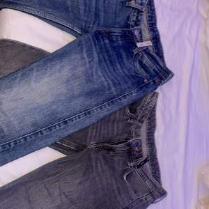 två par weekday jeans, köpt för 590kr st, båda i samma storlek. ett par för 300 eller båda för 500. säljs då jag inte använder straight jeans längre. använda fåtal gånger och har inga defekter 💓 kontakta vid fler frågor osv ! 