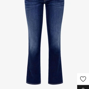 Lågmidjade jeans❤️ - Lågmidjade jeans från pepe jeans.💕💕 Använda 2 gånger för de är för stora. Köpta för 1100kr. Vill bli av med, därav billigt pris. ☺️❤️ Jag är 159cm.