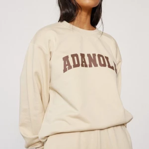 Adanola collegetröja / sweatshirt + mjukisbyxor - Tröja och byxa i stl s från Adanola. Obs lite fläckar på tröjan se bild. Nypris ca 1700kr 