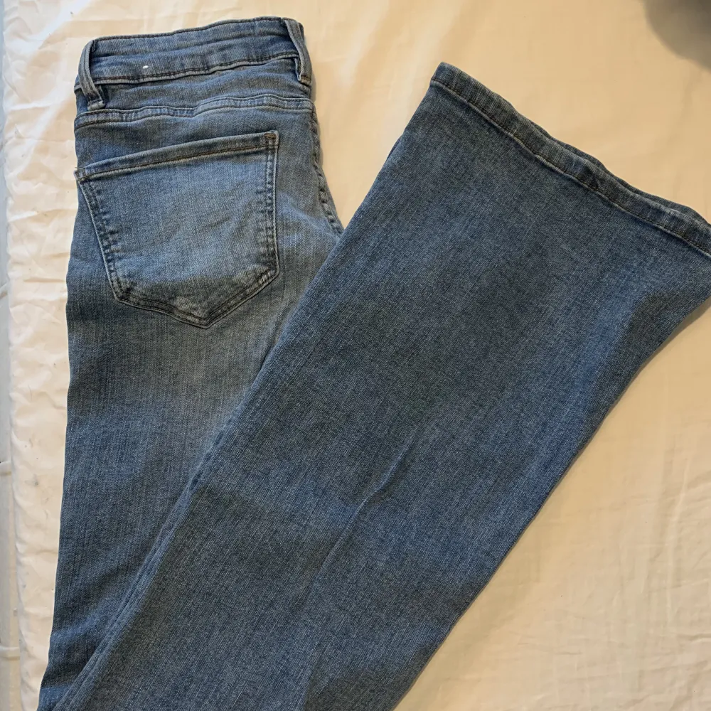 Snygga flarejeans från Mango i strl 36. Bara använda ett fåtal gånger så dom är i fint skick💕. Jeans & Byxor.