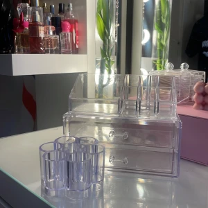 Organisering - Alla tillsammans kostar 150, skriv privat om ni vill ha styck priser❤️perfekt för att ha på sminkbordet