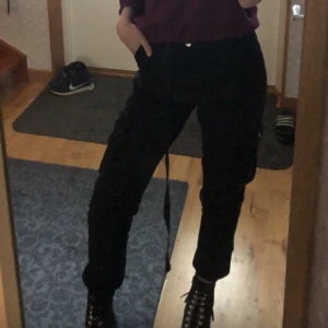 Cargo byxor - Svarta cargopants från Madlady, storlek s, frakt ingår ej💗