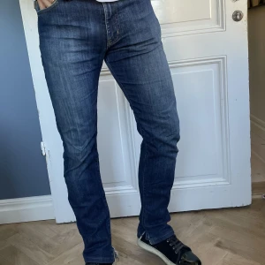 Emporio Armani Jeans - Mörkblå armanijeans i högsta kvalité. Väldigt bra skick & uppenbart slittåliga. Uppklippta där nere iom att de faller bättre så, smaksak. Går hursomhelst att laga hos närmsta skräddare för en hundring så det inte syns. Nypris: 1 799 kr