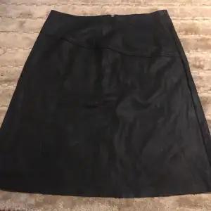 Cool läder kjol från Kappahl i jätte bra skick då den inte använts så många gånger☺️ lång passform