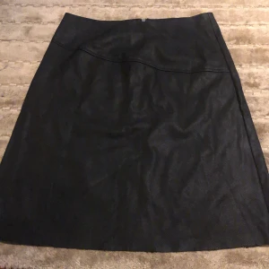 Svart läder kjol - Cool läder kjol från Kappahl i jätte bra skick då den inte använts så många gånger☺️ lång passform