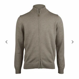 Zip Cardigan  - Tja, säljer den här skiit snygga Cardigan! Det är en grön Merinoull Zip Cardigan från Stenström, kan tyvärr inte använda den då den är för liten. Nypris: 3199, så säljer den för 1500. Storlek: M men skulle säga att den sitter mellan M och S. Perfekt skick