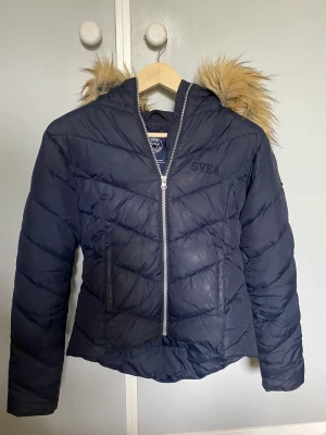 Damjacka - Super fin jacka från svea! Använd lite men jätte bra skick! Pälsen på luvan är avtagbar💞stl 160 men skulle säga att det är samma som en Xs!