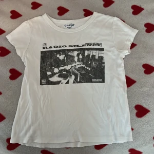 Radio silence t-shirt  - Radio silence t-shirt från brandy mellville. Använd men bra skick, skriv om du har frågor Den finns kvar 