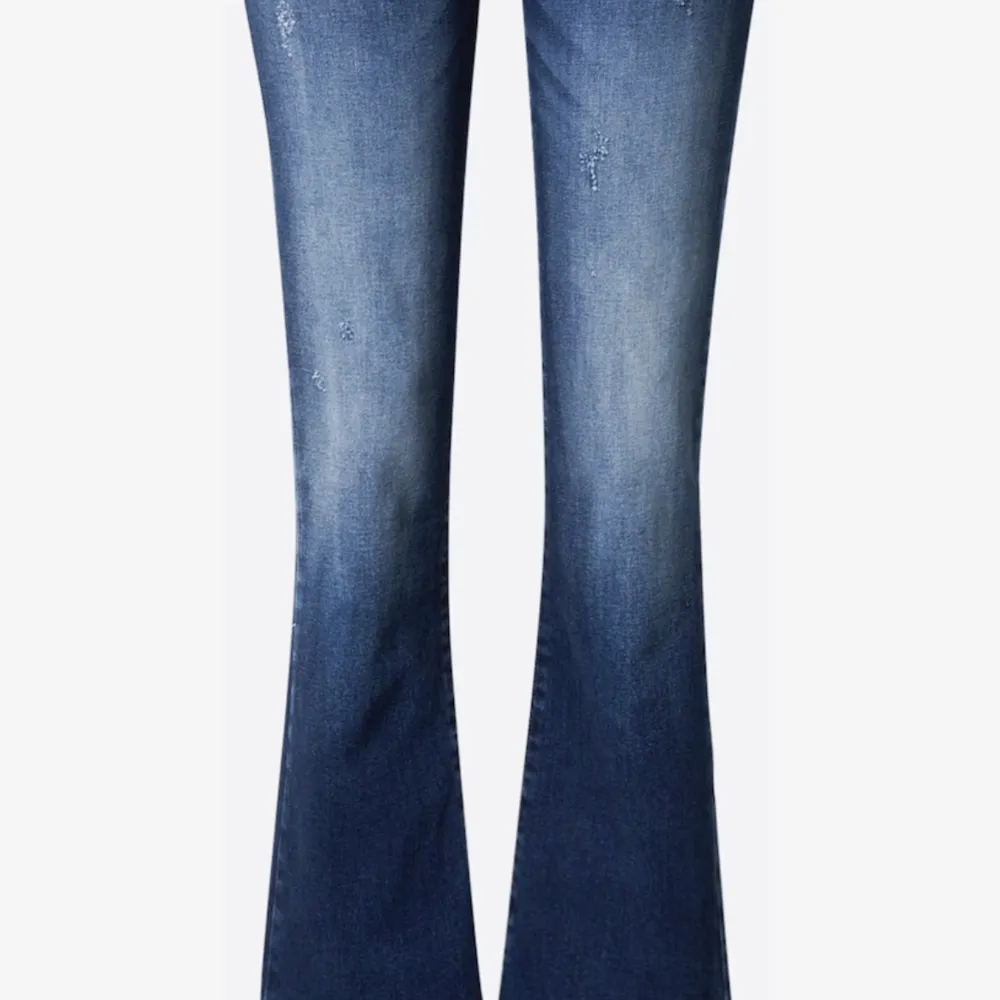 Säljer mina super snygga ltb jeans pga att de är för små! Orginalpris: 799kr men säljer för 400💓Priset kan diskuteras. Jeans & Byxor.