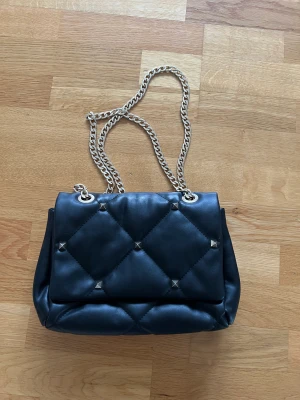 Handväska  - Fint skick  Kedjan tappar färg 