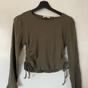 Ribbad topp - Kort i modellen