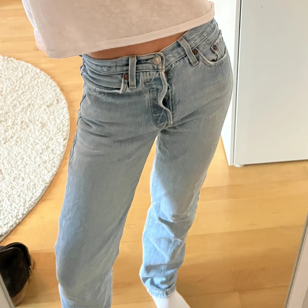 Säljer dessa jättesnygga Levis jeans i modellen 501!💕Storleken är W24 L30 och de är använda ett fåtal gånger därför är de i bra skick😍 Kan såklart diskutera pris!. Jeans & Byxor.