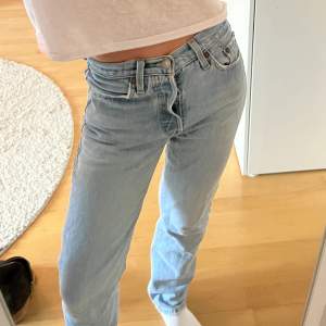 Säljer dessa jättesnygga Levis jeans i modellen 501!💕Storleken är W24 L30 och de är använda ett fåtal gånger därför är de i bra skick😍 Kan såklart diskutera pris!