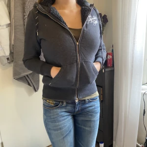 Grå ziphoodie  - Super fin ziphoode, dragkedjan har tappat hänge men funkar fortfarande. Inte fått användning av den då jag har glömt bort den.
