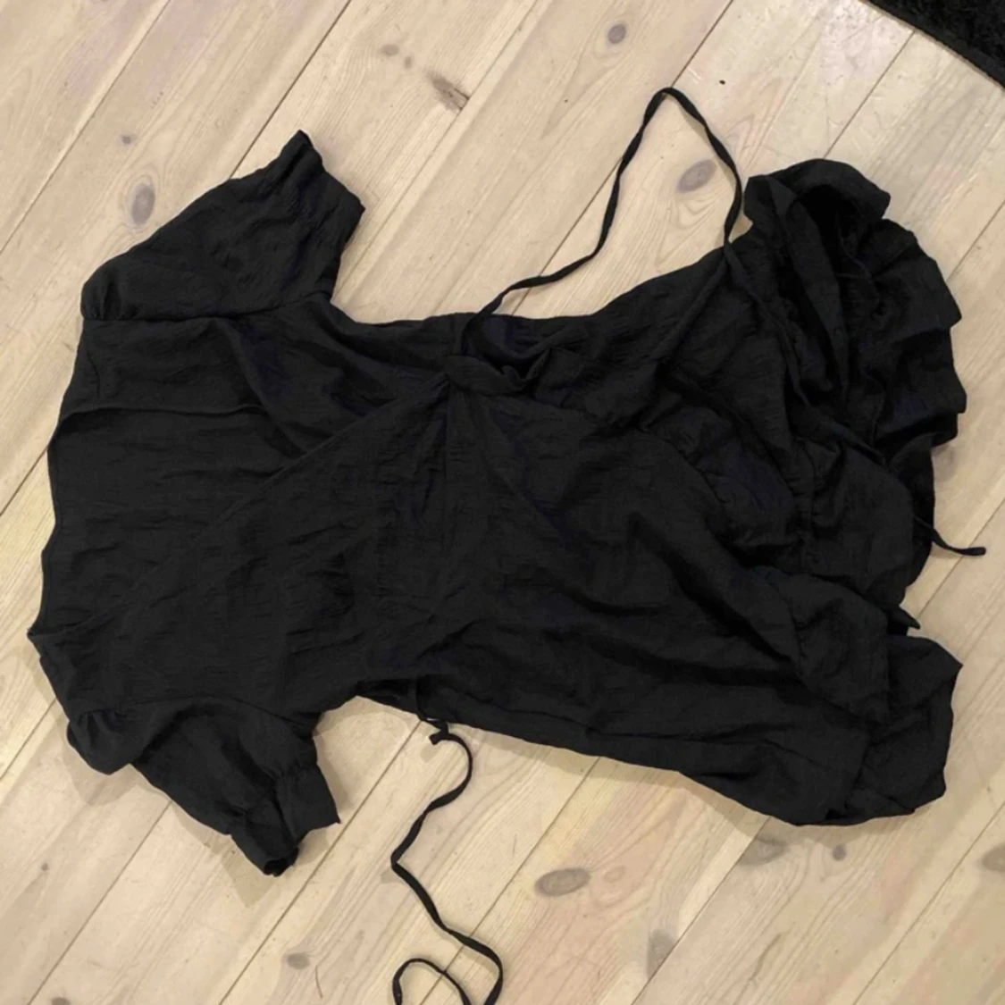 Svart knytt klännig  - 91