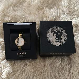 Versace klocka köpt i Milano äkte bevis medföljer och box osv..💞köpt för ungefär 8500kr 