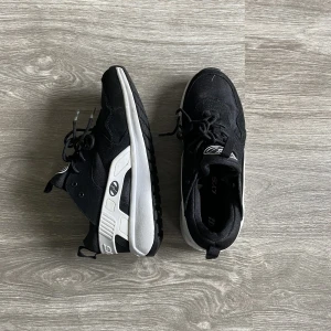 Heelys skor - Ett par heelys. Alla tillbehör finns med och man kan ta av och på hjulen och sätta för lock, då kan de användas som vanliga skor. Storlek 39