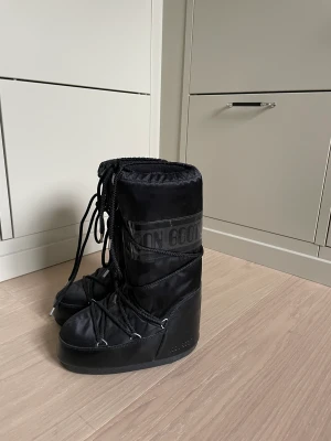 Moon Boot - Helt svarta Moon Boots, bara använda en gång. Strl 35-38. Säljs även på andra sidor