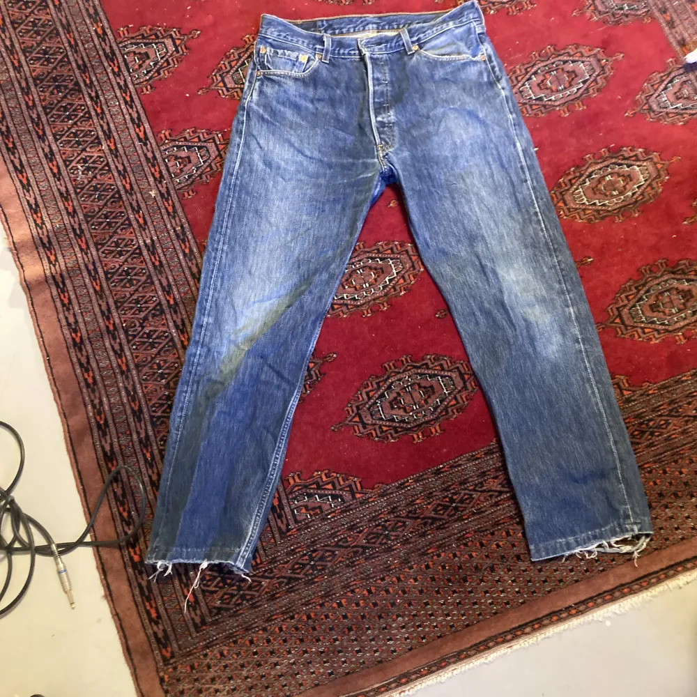 Ett par blå levi’s jeans i bra skick, dock e de lite slitna nere vid bena. Jeans & Byxor.