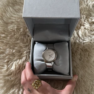 Calvin Klein klocka  - En Calvin klein klocka jätte vacker min mammas gamla som hon gav mig men tyvärr så använder jag inte silver🩶det ända som saknas är kvitto tyvärr eftersom den köptes för några år sedan.