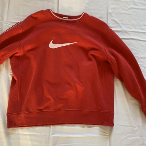 Röd vintage sweatshirt från Nike. - Det är en vintage sweatshirt från Nike som är i väldigt bra skick och knappt använd! Den är lite oversized. Priset kan diskuteras