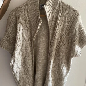 Kortärmad kofta  - Kortärmad perfekt för hösten!  Ej använt så mycket. Den är i bra skick. 