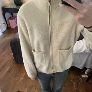 Teddyfleace  - Superfin vit Teddyfleace från ”Pieces”, storlek m.🌸 Frakt tillkommer!